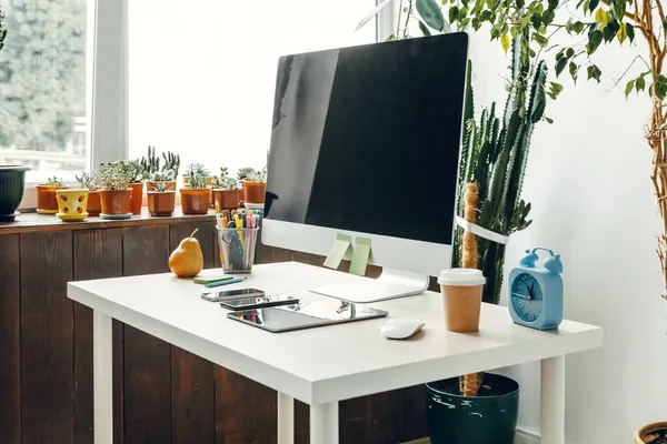 Oficina o espacio de trabajo en casa. Monitor de ordenador con pantalla negra en la mesa de oficina con suministros —  Fotos de Stock