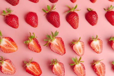 Pembe arka planda çilekler. Taze organik gıda konsepti