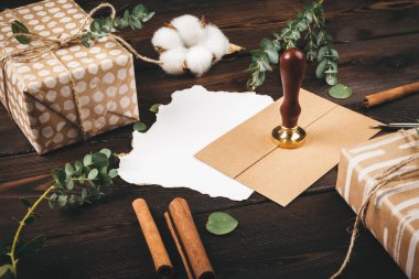 Tahta masaya eski tarz tebrik kartı yazılıyor, boşluğu kopyala