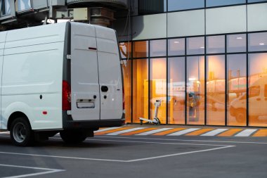 Havaalanı terminalinin yakınına park etmiş bir servis aracı.