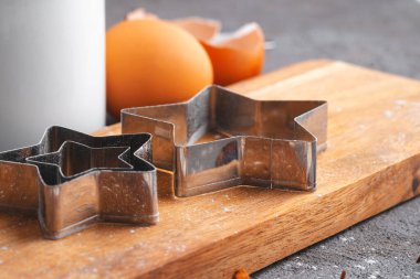 Noel kurabiyeleri için hamur pişirme süreci