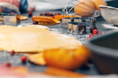 Zencefilli kurabiye pişirme süreci