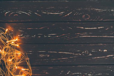 Kopya alanı ile ahşap arka plan üzerinde Noel çelenk