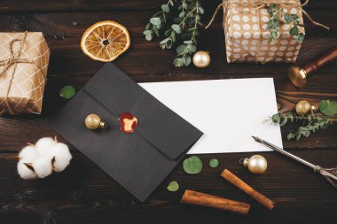 Tatil tahtası dekore edilmiş arka planda Noel postası yazmak