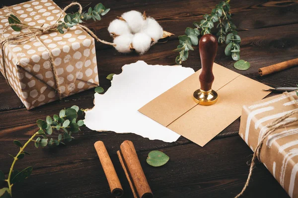 Pisanie świąteczne vintage stylu kartka okolicznościowa na drewnianym stole, przestrzeń do kopiowania — Zdjęcie stockowe