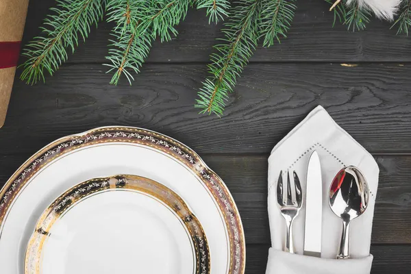 Mesa de madera negra con elegante configuración de mesa de Navidad — Foto de Stock