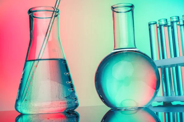 Yeşil tonlu arka planda laboratuvar kimya camları — Stok fotoğraf
