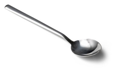 Beyaz arkaplanda paslanmaz çatal bıçak kaşığı var.