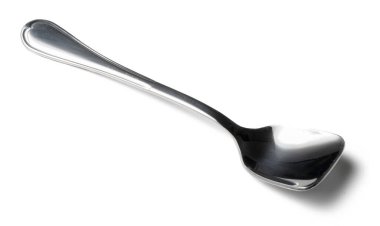 Beyaz arkaplanda paslanmaz çatal bıçak kaşığı var.