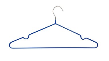 Beyaz arka planda izole edilmiş ahşap elbise askısı