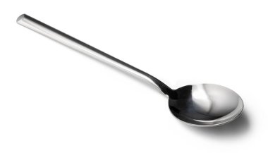 Beyaz arkaplanda paslanmaz çatal bıçak kaşığı var.