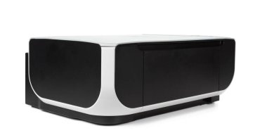 Siyah çoklu fonksiyon yazıcısı beyaz arkaplanda izole edildi