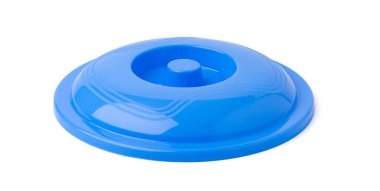 Mavi plastik kapak beyaza izole edilmiş