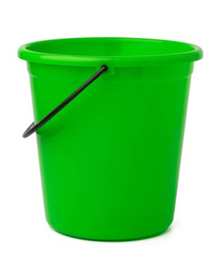 Tek plastik kova beyaz arkaplanda izole edilmiş.