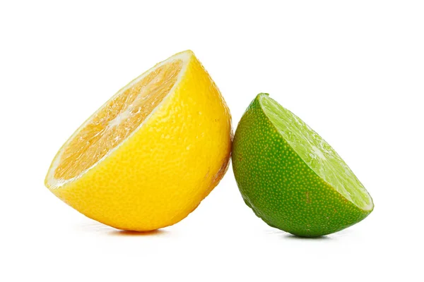 Limone e lime insieme isolati su sfondo bianco — Foto Stock