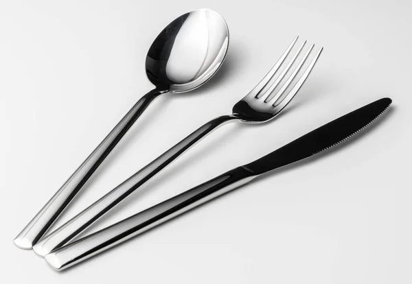 Cuchara, tenedor y cuchillo sobre fondo blanco —  Fotos de Stock