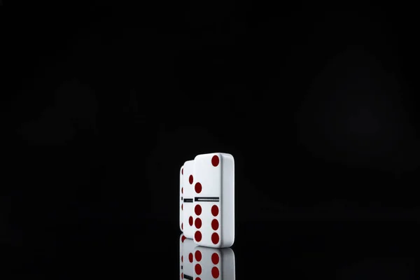 Domino oyunu. Siyah masadaki dominolar — Stok fotoğraf