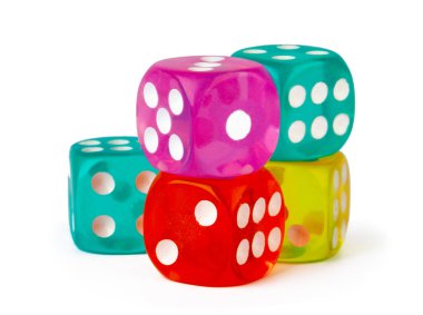 Yığılmış oyun zarları beyaz arkaplanda izole edilmiş