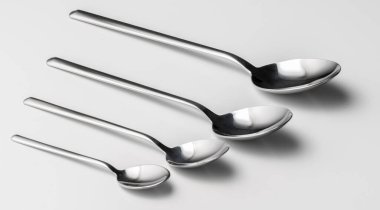 Beyaz arkaplanda gümüş çatal bıçak seti