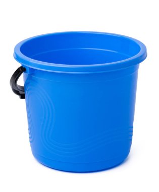 Tek plastik kova beyaz arkaplanda izole edilmiş.