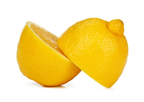 Нарізані лимонні фрукти ізольовані на білому тлі — стокове фото