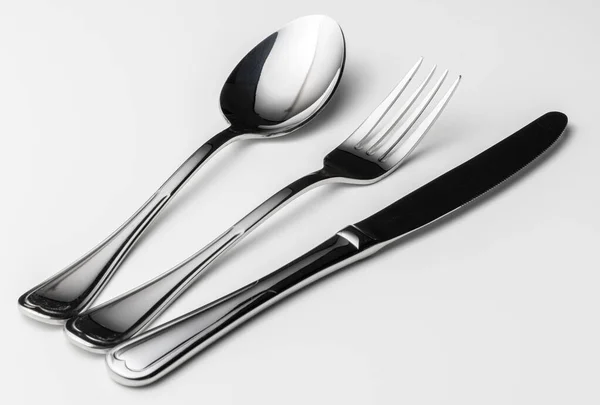 Cuchara, tenedor y cuchillo sobre fondo blanco —  Fotos de Stock