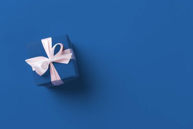 Klasik mavi arkaplan görünümlü hediye kutusu