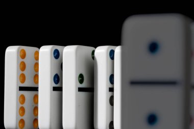 Dominolar siyah arkaplanda bir sırada duruyorlar