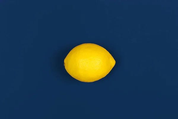 Fruta de limón sobre fondo azul clásico vista superior —  Fotos de Stock