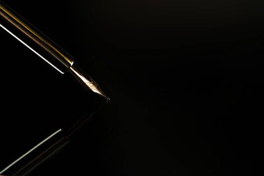 Siyah arkaplanda bir kalemi kapat