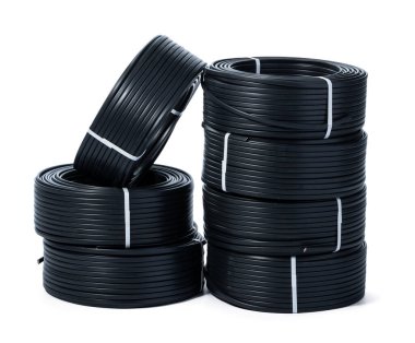 Beyaz arkaplanda izole edilmiş siyah kablo bobinleri