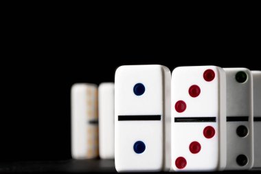 Dominolar siyah arkaplanda bir sırada duruyorlar