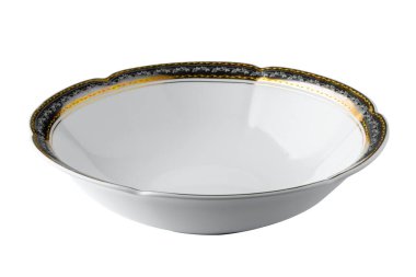 Beyaz arka planda izole edilmiş altın kenarlı beyaz seramik masa tabağı