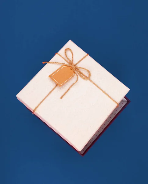 Подарочная коробка на классическом синем фоне — стоковое фото