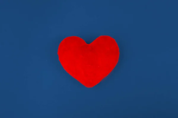 Rött hjärta på färgbakgrund. minimal koncept. — Stockfoto