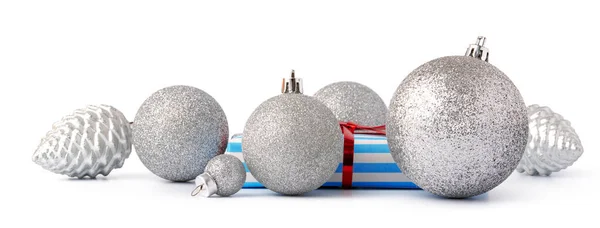 Weihnachtskugeln und festliche Geschenkbox isoliert auf weißem Hintergrund — Stockfoto