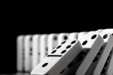 Domino parçaları siyah arkaplan üzerine dizildi