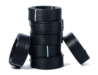 Beyaz arkaplanda izole edilmiş siyah kablo bobinleri