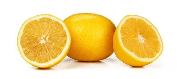 Fruta de limão picada isolada no fundo branco — Fotografia de Stock
