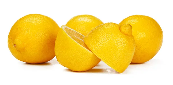 Fruta de limão picada isolada no fundo branco — Fotografia de Stock