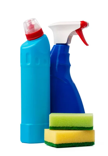 Flessen met reinigingsmiddelen en spons op een witte geïsoleerde achtergrond — Stockfoto