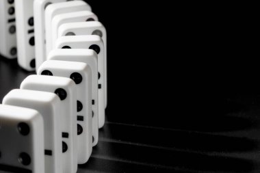 Domino parçaları siyah arkaplan üzerine dizildi