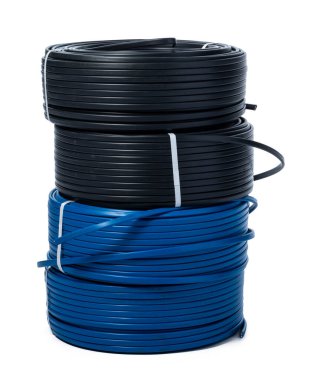 Beyaz arkaplanda izole edilmiş siyah ve mavi kablo bobinleri