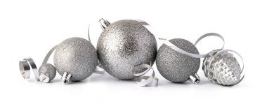 Beyaz arka planda izole edilmiş gümüş parıldayan Noel mücevherleri