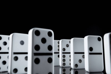 Karanlıkta beyaz domino taşları