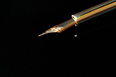 Siyah arkaplanda bir kalemi kapat