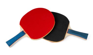 Beyaz arka planda izole edilmiş iki ping pong raketi.