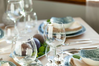 Restoran masasında boş şarap kadehi.