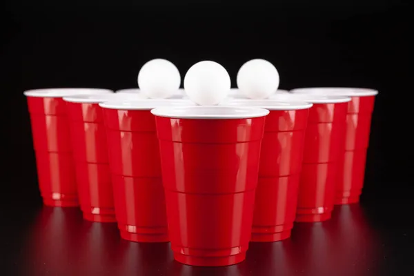 맥주 퐁 놀이를 위한 빨간 플라스틱 컵의 배열 — 스톡 사진