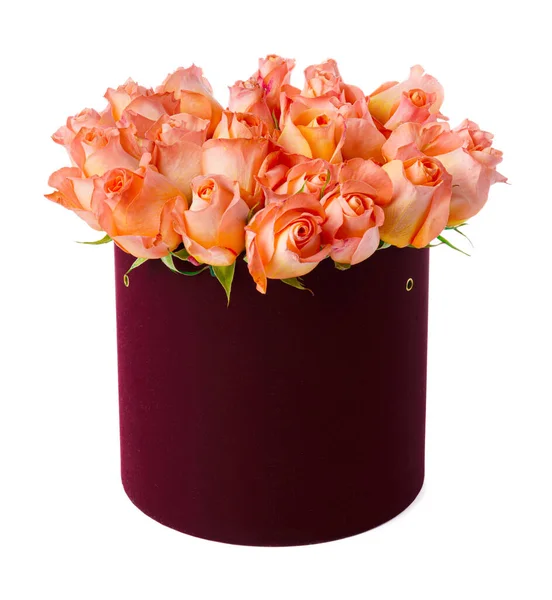 Rosas de cor pêssego em uma caixa de papelão isolada em branco — Fotografia de Stock